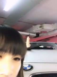 美女在寶馬車上自慰