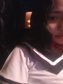 樣子純情的女主播穿著水手制服勾搭小車司機路邊車震美女主