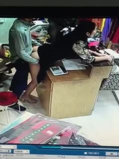 服裝店老闆偷情操服務員,不小心被監控捕捉到了,女的很配